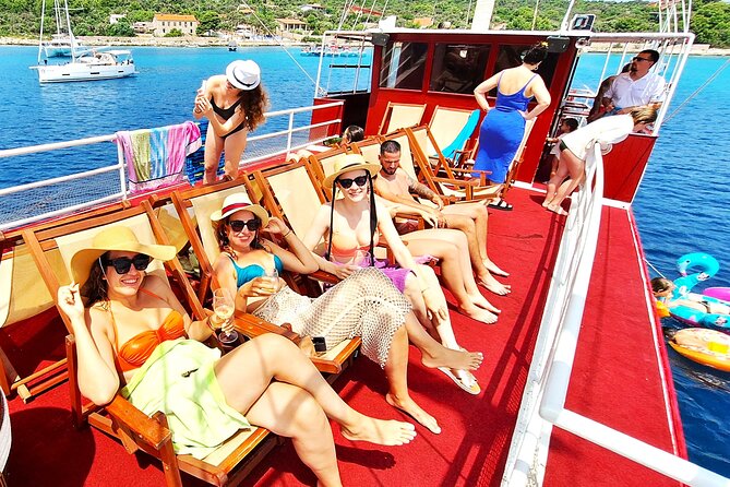 All-Inclusive Blue Lagoon & 3 Island Boat Tour with Food & Drinks - Boat Comfort: Sunbeds, Benches, and Where Crowds Matter