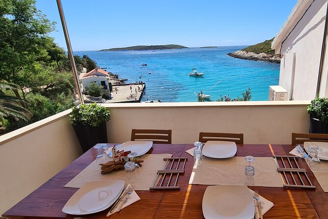 All-inclusive Gastro Blue Cave Tour from Split - Vis lunch at a private summer home: grilled, served well