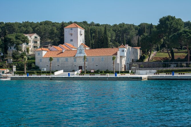 Blue Lagoon and Šolta Island Private Speedboat Tour - Necujam and the sunken shipwreck snorkeling stop