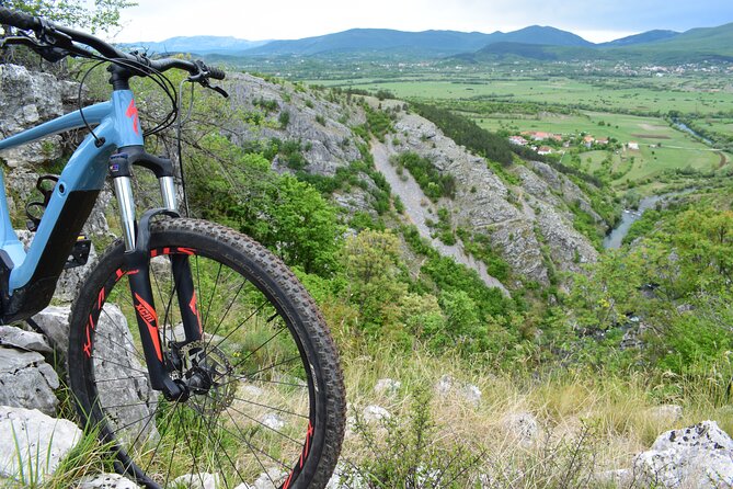 Electric bike - day rentals Split, Sinj - What’s included: the stuff that keeps your day stress-free