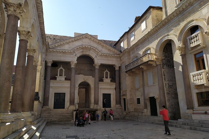 Experience Split With Local Professional Historian - Private - Peristyle and the cellars: where daily life becomes visible