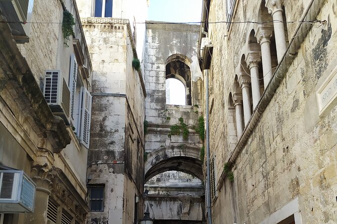 Experience Split With Local Professional Historian - Private - Vestibulum and Riva Harbor: private space to public life