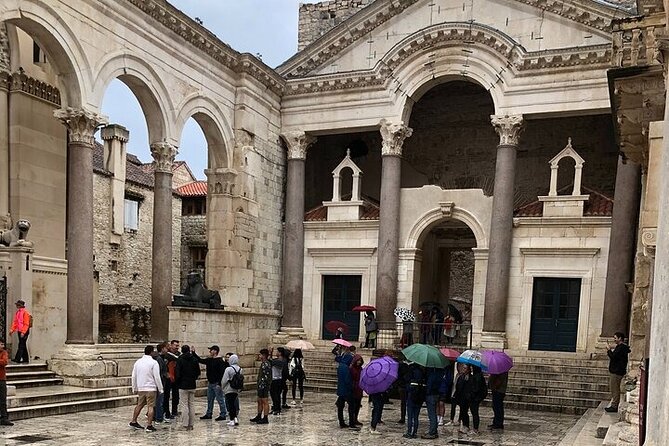 History Split Walking Tour in French -Small group - Vestibulum and the Small Details That Make It Human