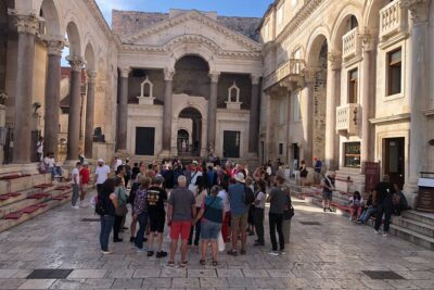 History Split Walking Tour in German - Small group - Vestibulum Stop: Power in a Smaller Space
