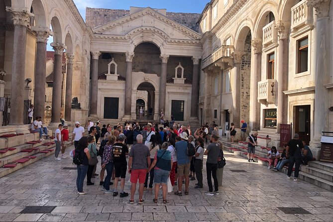 History Split Walking Tour in German - Small group - Vestibulum Stop: Power in a Smaller Space