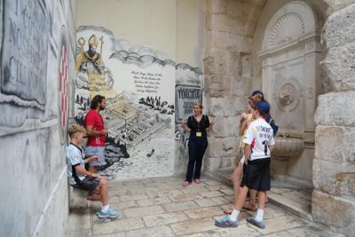 People of Split - meet the locals - Getting started at the Split sign: fast orientation, easy photos