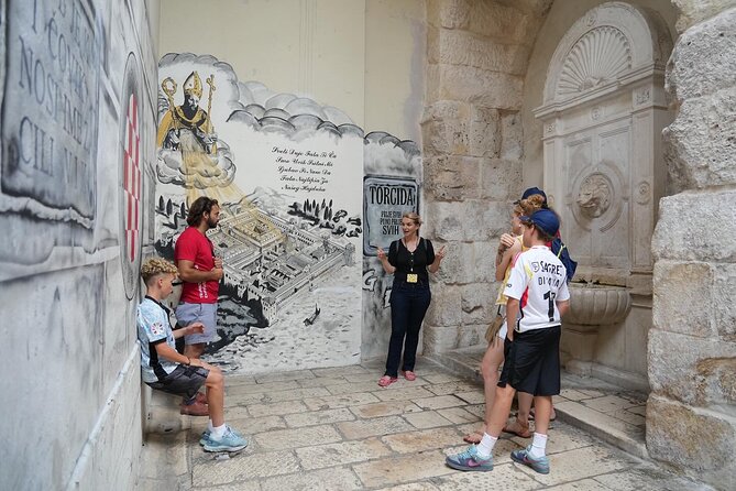 People of Split - meet the locals - Getting started at the Split sign: fast orientation, easy photos