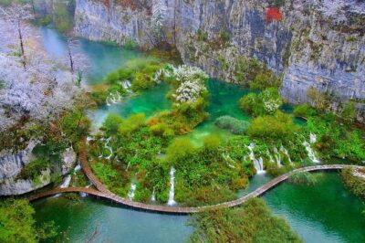 Plitvice Lakes Small Group Tour Ecco from Split or Trogir - Walking the Wooden Paths and Waterfall Views at Plitvice