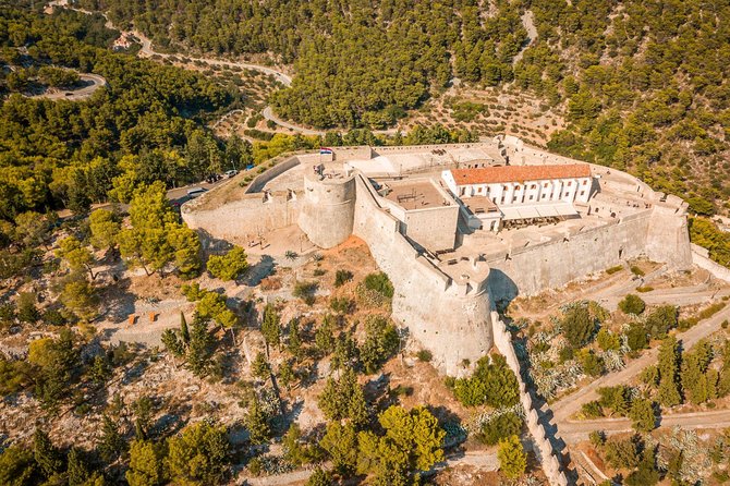 Private Blue Cave and Hvar - 5 Islands Tour - Budihovac Island: sand-bottom swimming and a beach bar for real downtime