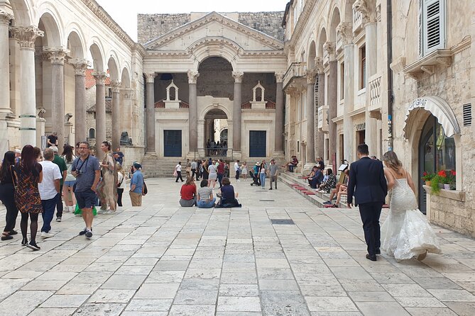 Private History Split Walking Tour in Spanish - Getting Oriented at the Peristyle (Where You’ll Understand Everything Else)