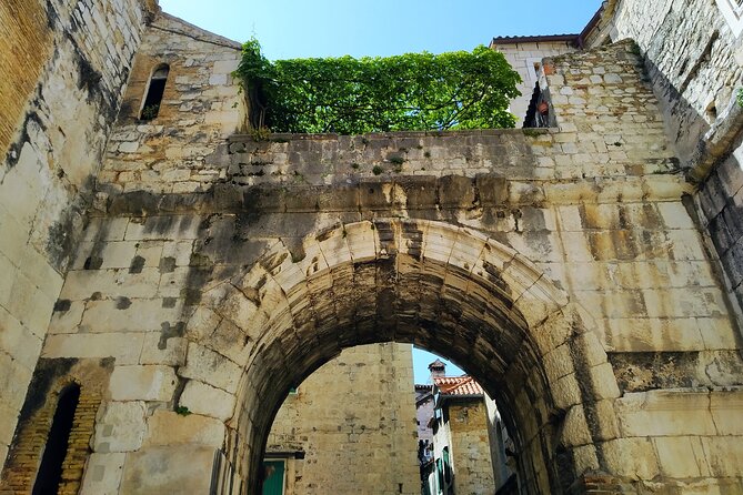 Private History tour - small group - Fruit’s Square (Trg Brace Radic): a picturesque pause with Venetian traces