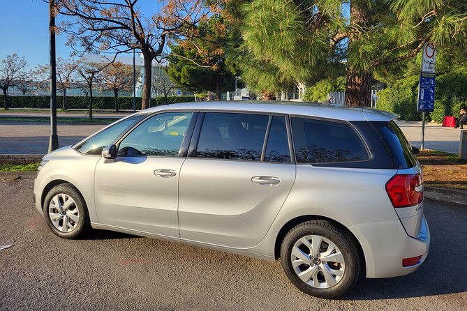 Private taxi transfer from Split to Split airport - Door-to-door pickup in Split with luggage-friendly service