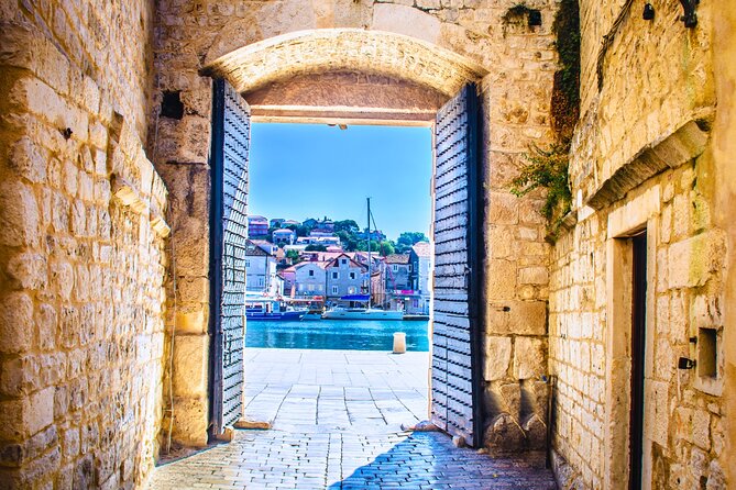 Split: Blue Lagoon & 3 Islands Speedboat Tour - Small group - Trogir in one hour: getting the most from UNESCO streets