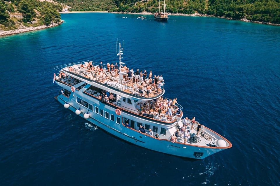 Split: Blue Lagoon, Shipwreck and Šolta with Food and Drinks - Blue Lagoon: Lunch, Swimming, and That Pine-Tree Shade