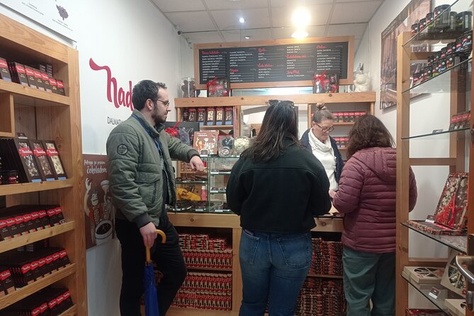 Split: Food Tasting Small Group Tour - Food Included - Small-group attention: the difference between sampling and learning