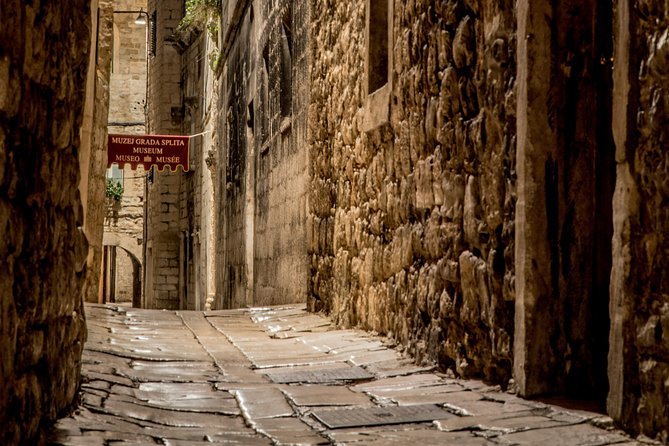 Split highlights – Evening walking tour - Vestibulum and Diocletian’s chambers: listen for klapa in the round hallway