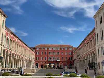 Split: Palace & Old Town Private Walking Tour-Entrance incl. - Meeting on the Riva and setting your route at the bronze model