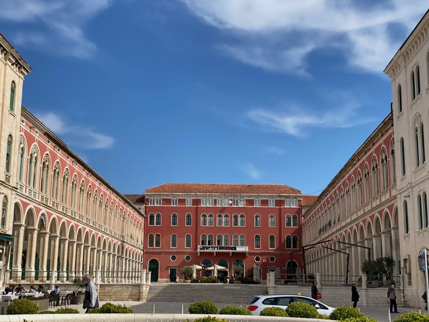 Split: Palace & Old Town Private Walking Tour-Entrance incl. - Meeting on the Riva and setting your route at the bronze model