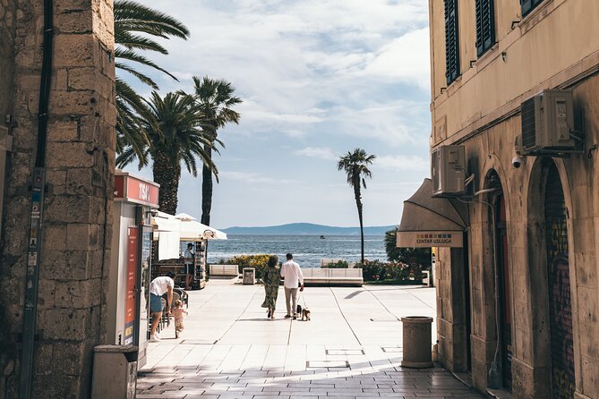 Split Quest Experience: Discover the City - The Weird Fountain and Gregory of Nin: odd details that make you pay attention