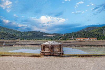 Transfer Split to Dubrovnik with Sightseeing in Ston Town - Ston Town on the Pelješac Peninsula: salt, stone walls, and oyster farms