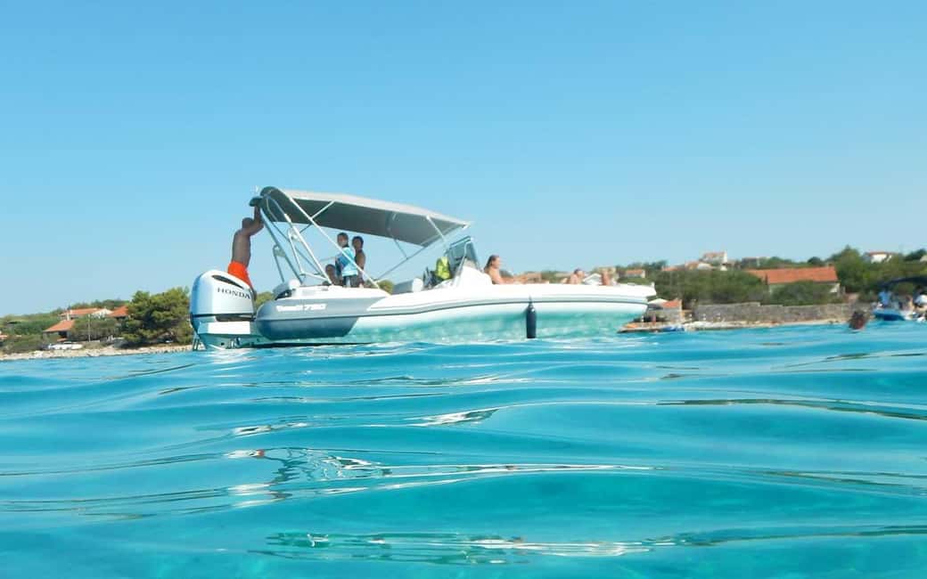 Trogir: White Lagoon, Maslinica & Blue Lagoon Speedboat Tour - Speedboat day from Trogir to the islands: how the 8 hours are paced