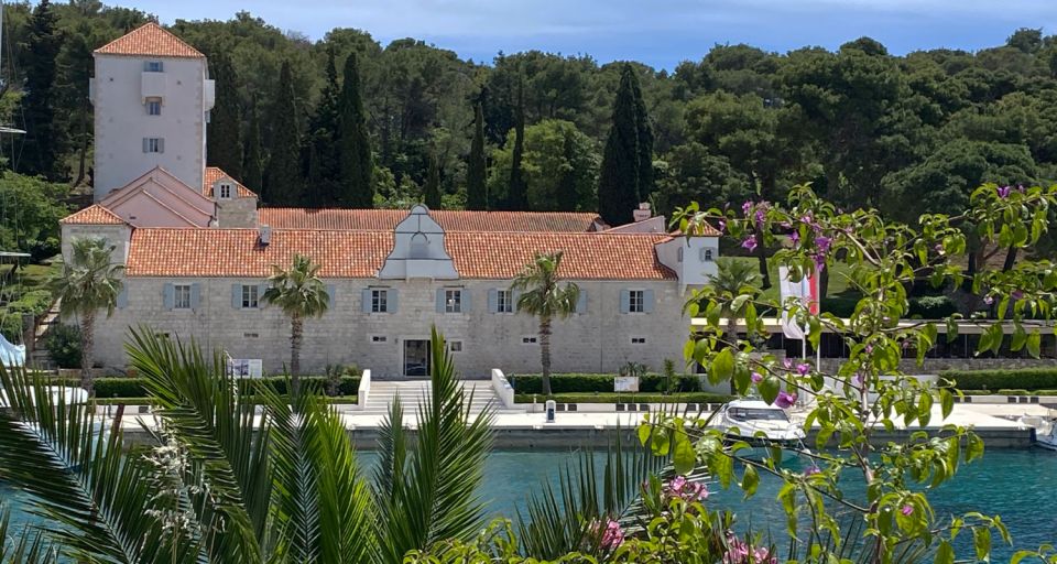 Trogir: White Lagoon, Maslinica & Blue Lagoon Speedboat Tour - Drvenik Veli (75 minutes): a quiet village break between water stops