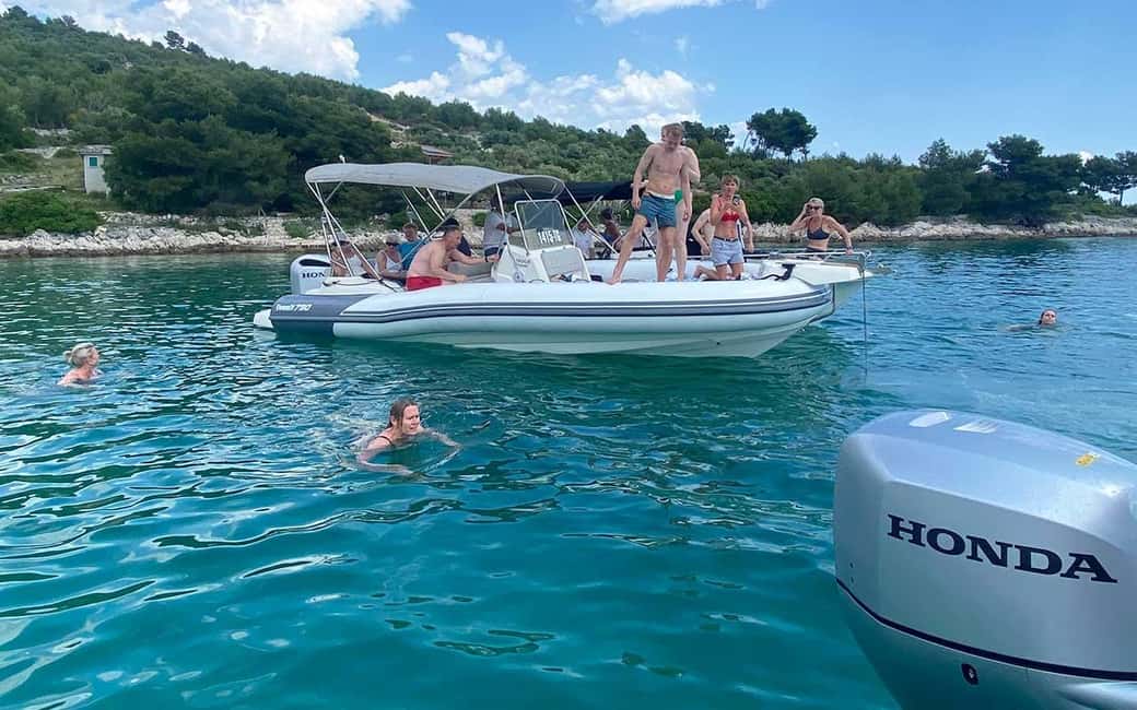 Trogir: White Lagoon, Maslinica & Blue Lagoon Speedboat Tour - Maslinica on Šolta (105 minutes): the best place to reset and choose lunch